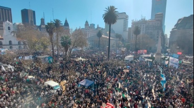Multitudinarias marchas en todo el país tras el ataque contra Cristina