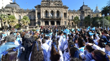 Manzur tomó la promesa de lealtad a la Bandera a escolares tucumanos