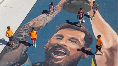 Homenajean al Messi campeón del mundo con un mural gigante en un balneario