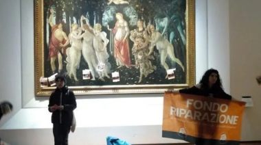 Activistas climáticos pegaron carteles en la mampara que protege el cuadro La Primavera de Botticelli