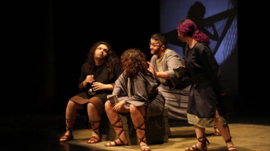 Reponen la obra “De dioses y adioses” en el Teatro Orestes Caviglia